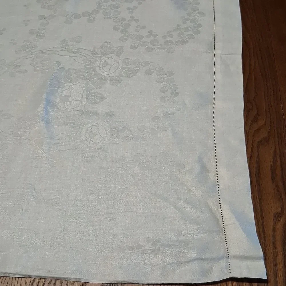 Elegant vintage white damask design‎ Table Runner. 21.5